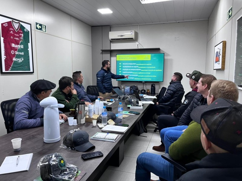 Cotrifred promove treinamento técnico com a parceira Sementes Aurora sobre o portfólio 2026/2027
