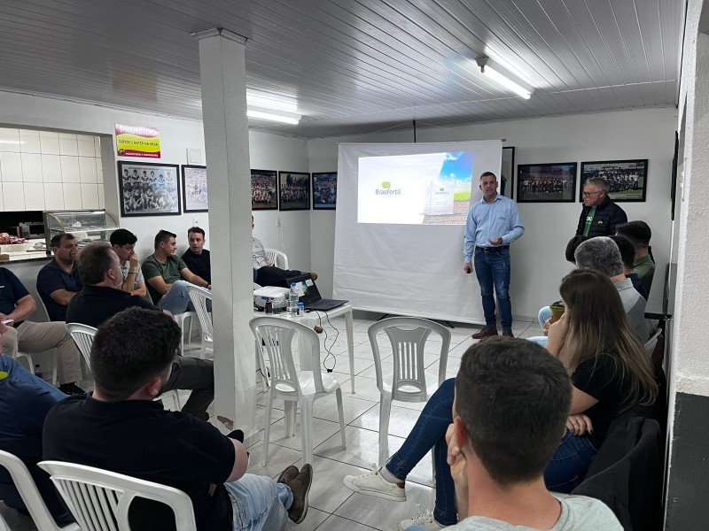 Cotrifred promove treinamento técnico com foco em fertilizantes para milho e soja