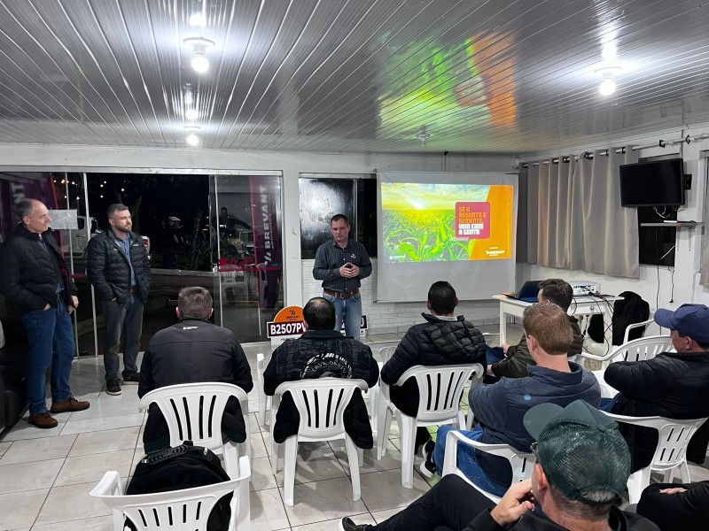 Cotrifred promove treinamento técnico sobre portfólio de milho em parceria com a Brevant Sementes