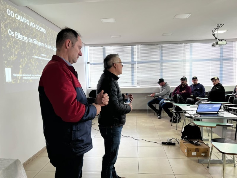 Cotrifred promove treinamento técnico sobre silagem de alta qualidade para Departamento Agrícola e Pecuário
