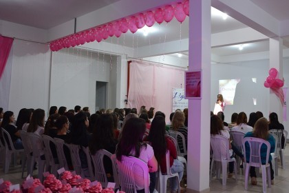 Cotrifred realiza ação de Combate e Prevenção ao Câncer de Mama para Colaboradoras