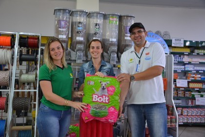 Cotrifred realiza ação de doação de ração para ONGs de animais no município de Frederico Westphalen