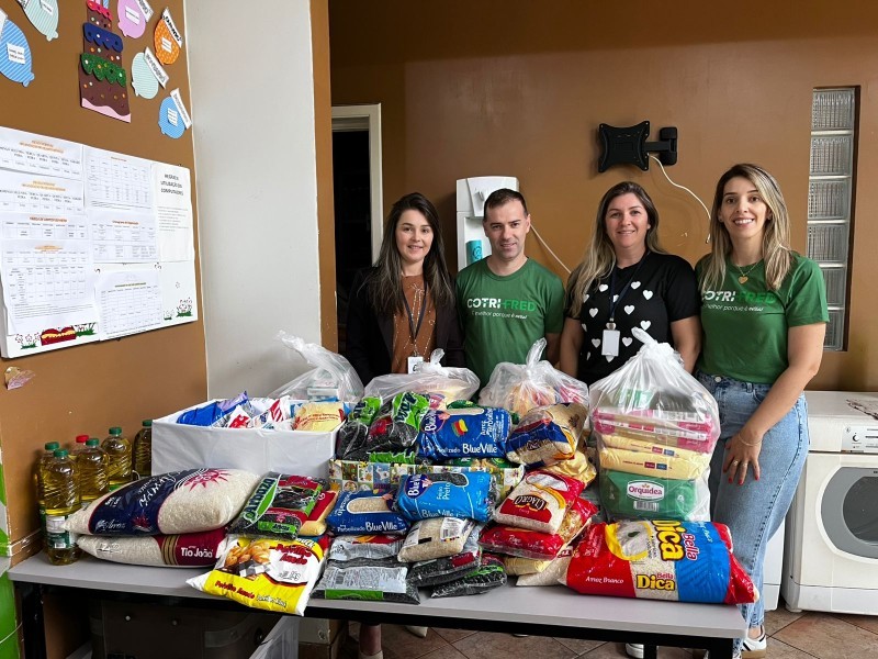 Cotrifred realiza doação de alimentos não perecíveis ao Lar São Francisco