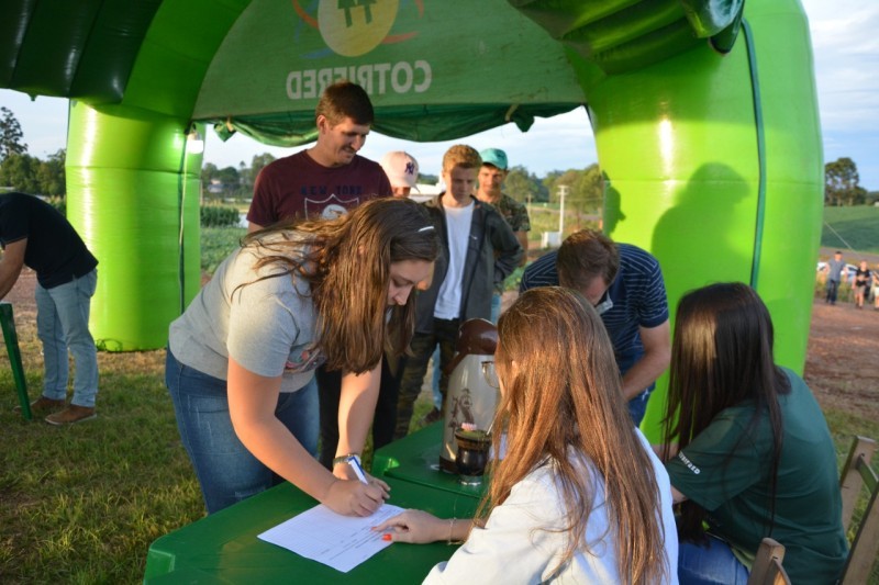 COTRIFRED REALIZA NOITE DE CAMPO COM FOCO EM MILHO