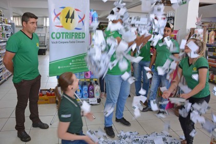 Cotrifred realiza sorteio da campanha Final de Ano Premiado