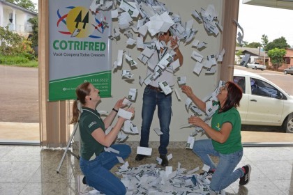 Cotrifred realiza sorteio da campanha Final de Ano Premiado