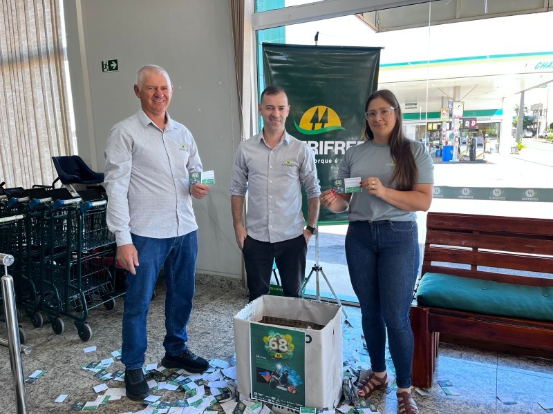 Cotrifred realiza sorteios da campanha “68 Anos — Sorte é Cooperar” nas unidades da região