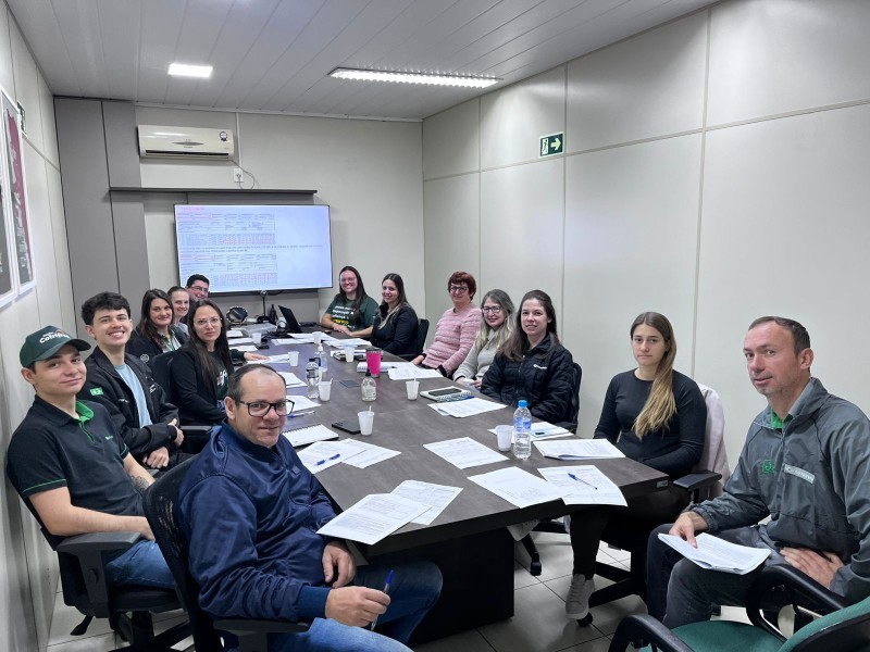 Cotrifred realiza treinamento interno referente a notas fiscais