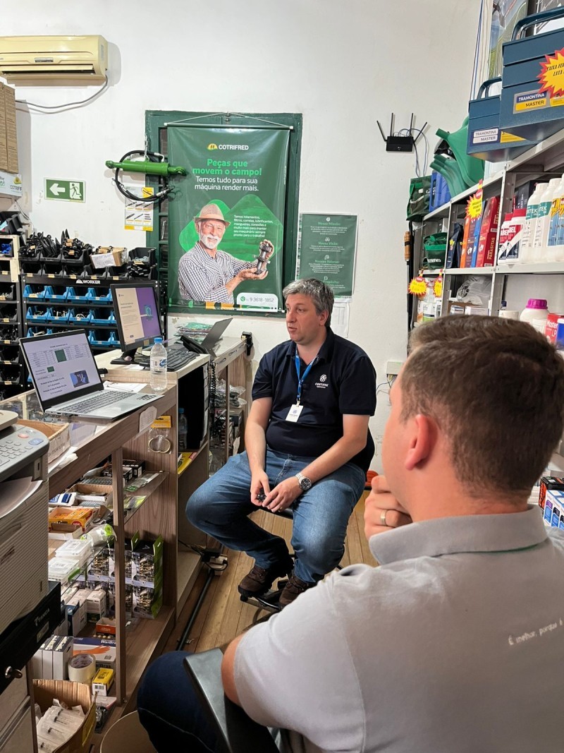 Cotrifred realiza treinamento para balconistas das lojas agropecuárias em parceria com empresas do setor