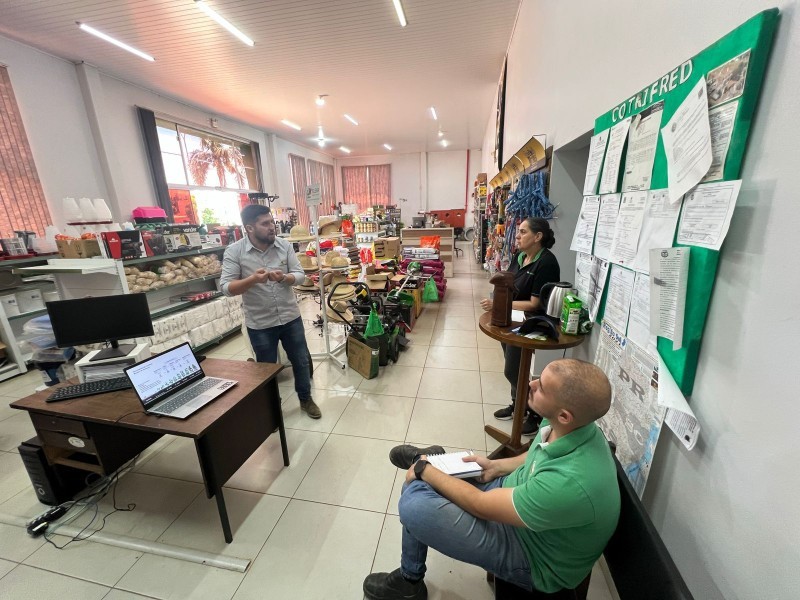 Cotrifred realiza treinamento para balconistas das lojas agropecuárias em parceria com empresas do setor