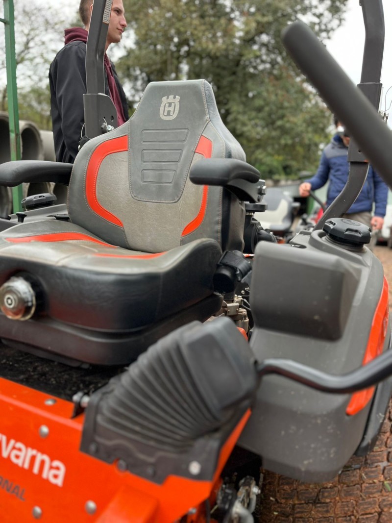 Cotrifred realiza treinamento para vendedores das lojas agropecuárias e recebe caminhão de equipamentos da Husqvarna em Frederico Westphalen