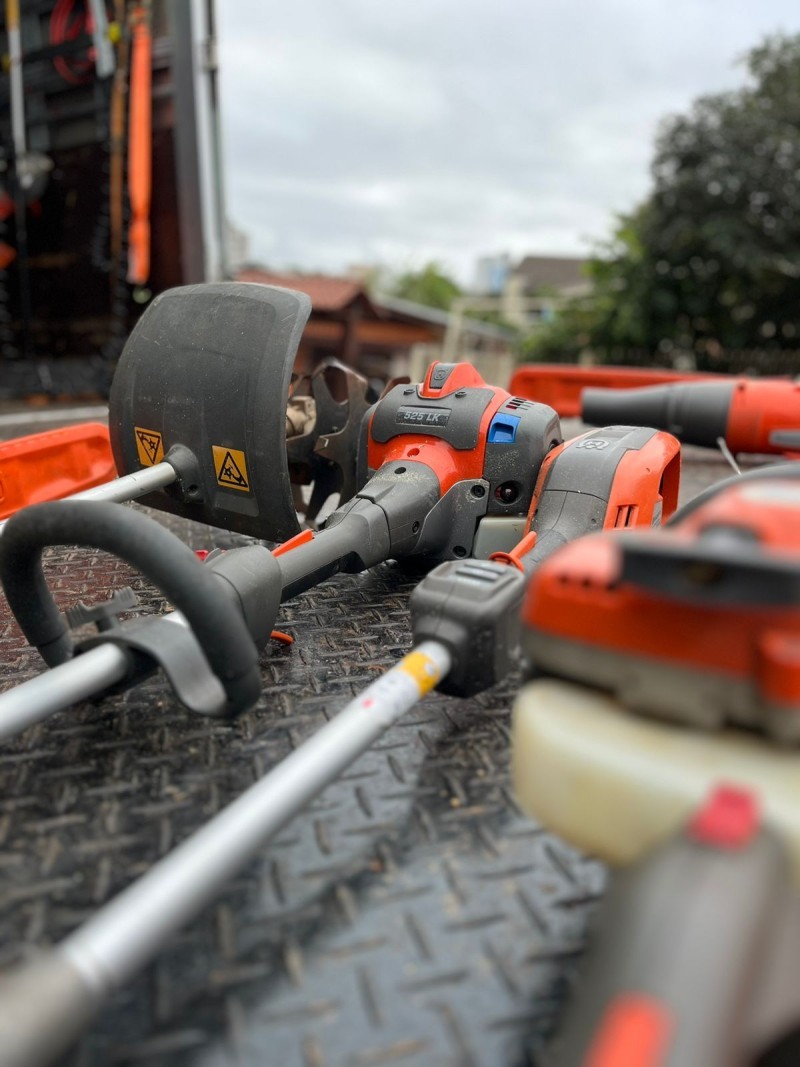 Cotrifred realiza treinamento para vendedores das lojas agropecuárias e recebe caminhão de equipamentos da Husqvarna em Frederico Westphalen