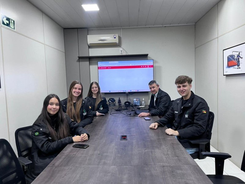 Cotrifred recebe alunos do Curso Técnico em Administração do IFFar para atividade de gestão e administração