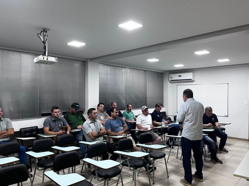 Cotrifred recebe apresentação técnica do pesquisador Dr. Tarcísio Cobucci