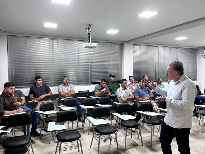 Cotrifred recebe apresentação técnica do pesquisador Dr. Tarcísio Cobucci