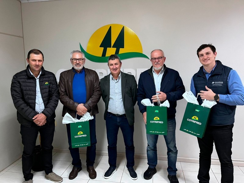 Cotrifred recebe executivos da Organização das Cooperativas do Estado do Rio Grande do Sul (OCERGS) para análise do desempenho anual
