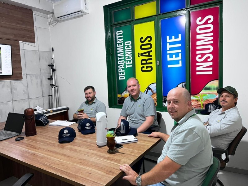 Cotrifred recebe treinamento técnico da Corteva para equipe do Departamento Técnico