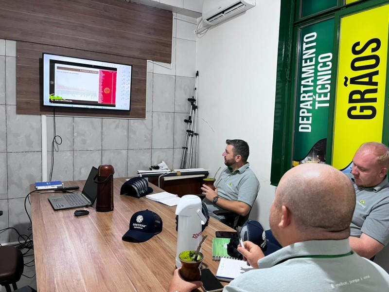 Cotrifred recebe treinamento técnico da Corteva para equipe do Departamento Técnico