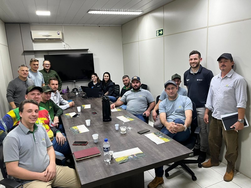 Cotrifred recebe treinamento técnico da sua parceira comercial sobre fertilizantes sólidos e líquidos