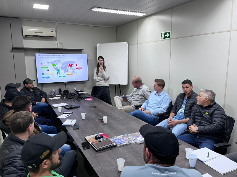 Departamento Técnico da Cotrifred participa de treinamento sobre mercado futuro e tendências climáticas