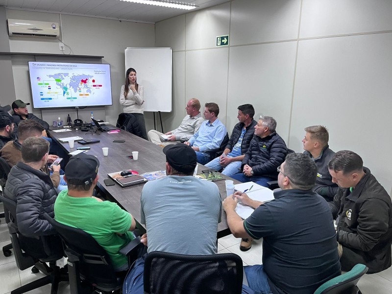Departamento Técnico da Cotrifred participa de treinamento sobre mercado futuro e tendências climáticas