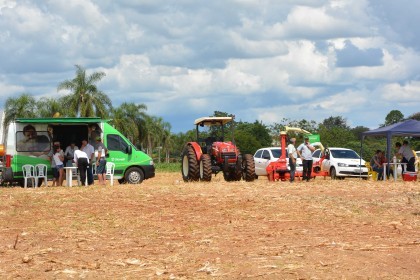 Dia de campo destaca cultivares de soja e milho
