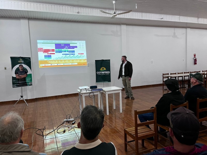 Evento técnico reúne associados da Cotrifred para debater novas tecnologias no milho e na soja