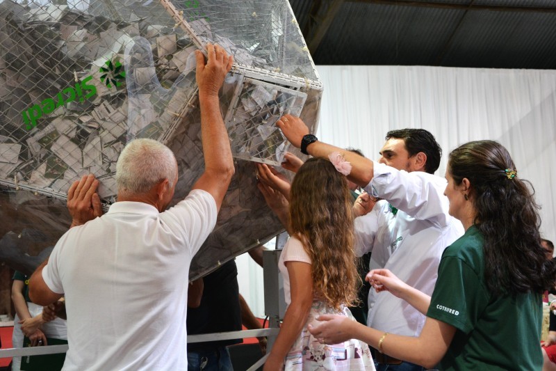 FREDERIQUENSE É O GANHADOR DA MOTO 0KM DA CAMPANHA “ANIVERSÁRIO PREMIADO COTRIFRED - 65 ANOS, 65 MIL EM PRÊMIOS”