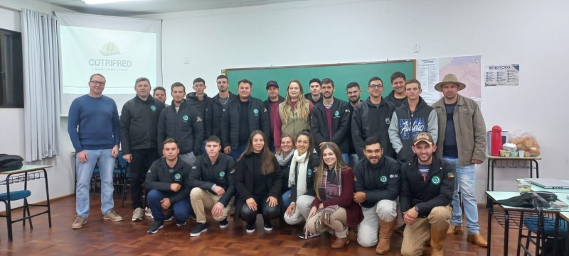 Gerente de Produção da Cotrifred palestra sobre cooperativismo na URI-FW