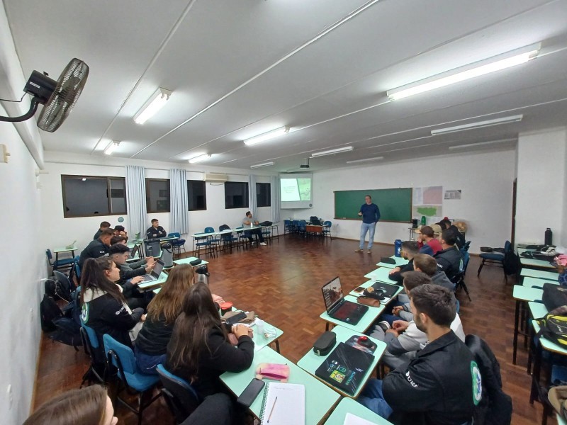 Gerente de Produção da Cotrifred palestra sobre cooperativismo na URI-FW