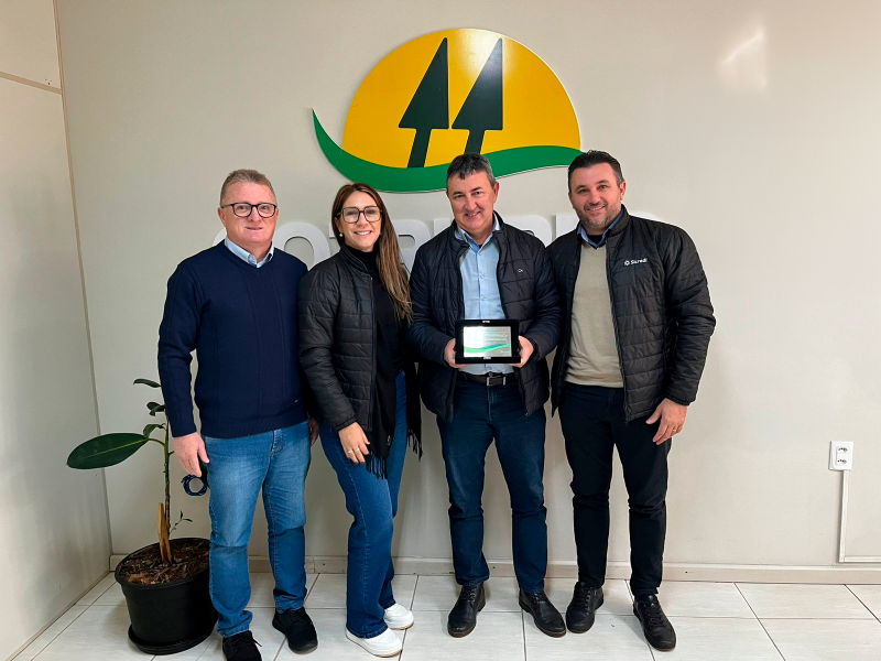 Laticínios Cotrifred recebe homenagem do Sicredi Conexão pelos 5 anos de atuação