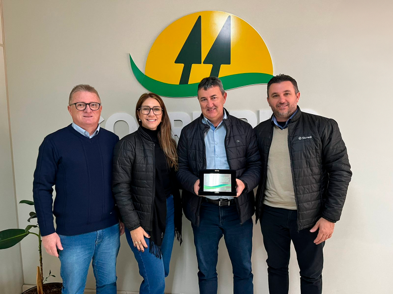 Laticínios Cotrifred recebe homenagem do Sicredi Conexão pelos 5 anos de atuação