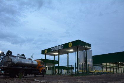 Laticínios Cotrifred recebe o primeiro caminhão de leite para industrialização