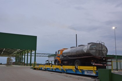 Laticínios Cotrifred recebe o primeiro caminhão de leite para industrialização