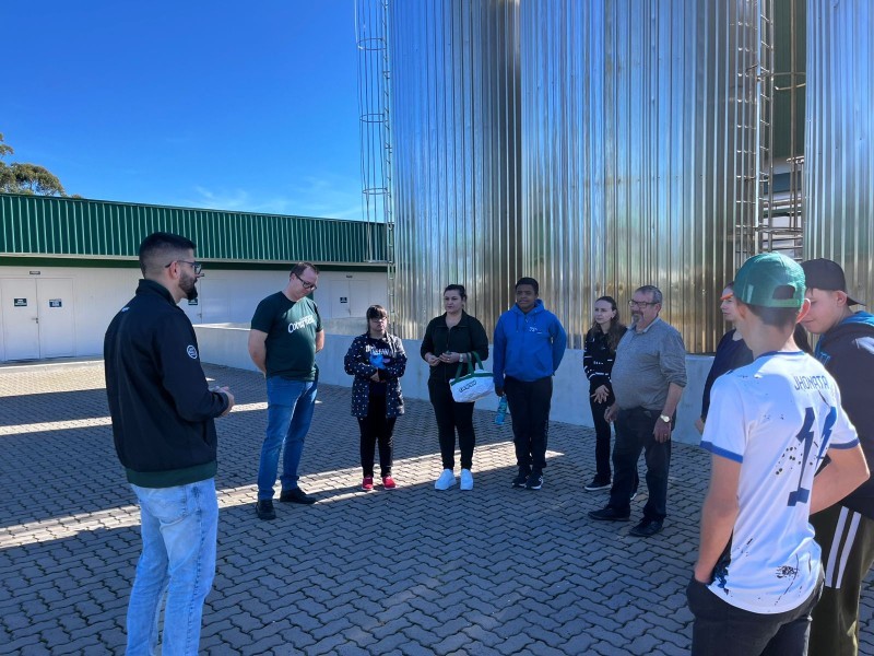 Laticínios Cotrifred recebe visita de alunos da APAE