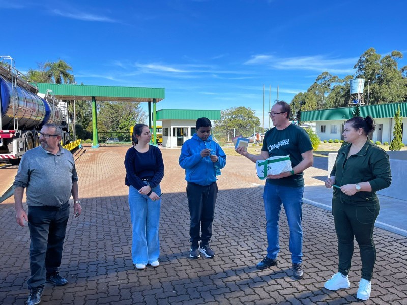 Laticínios Cotrifred recebe visita de alunos da APAE