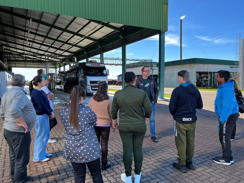 Laticínios Cotrifred recebe visita de alunos da APAE