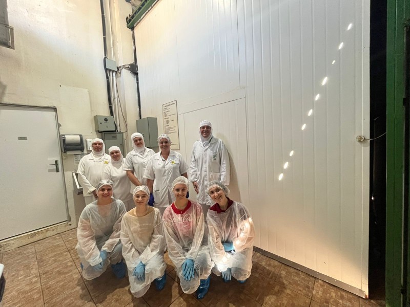 Laticínios e Embutidos Cotrifred recebem alunos do Curso de Medicina Veterinária do IFFAR para realização de trabalho acadêmico