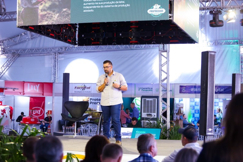 Médicos-veterinários da Cotrifred sobem ao palco da Arena Conexão Expofred Agro 2025