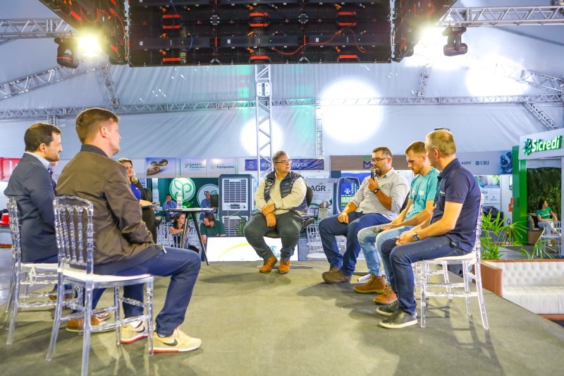 Médicos-veterinários da Cotrifred sobem ao palco da Arena Conexão Expofred Agro 2025