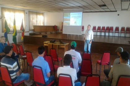 Palestra sobre melhoramento genético de bovinos leiteiros é realizada em Iraí