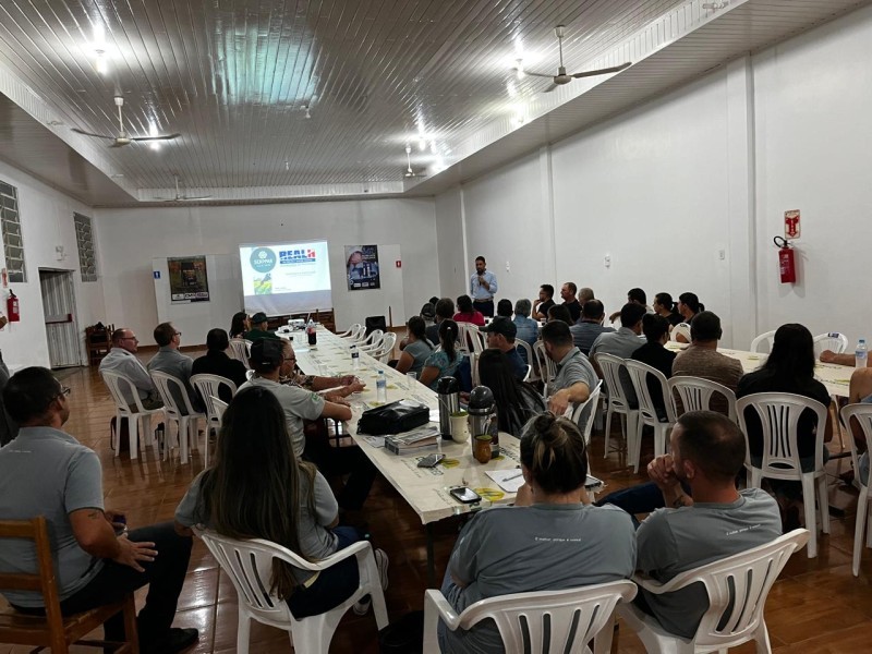 Pecuaristas de leite participam de palestra sobre uso de homeopáticos em bovinos
