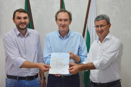 Prefeitura Municipal libera alvará de construção do laticínio COTRIFRED