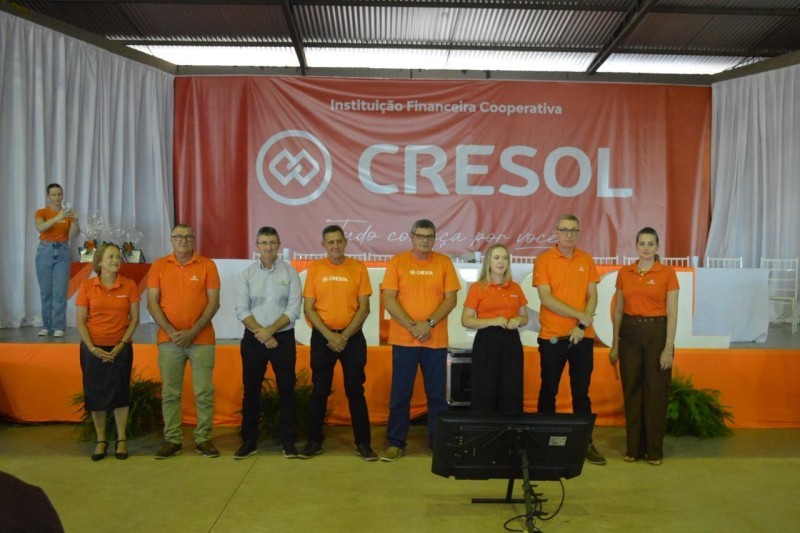 Presidente da Cotrifred participa da Assembleia da Cresol Raiz e integra mesa de honra