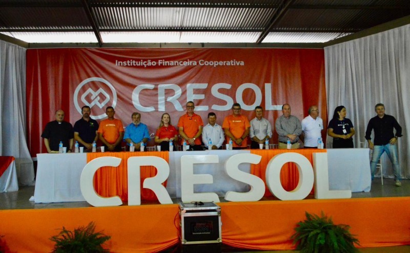 Presidente da Cotrifred participa da Assembleia da Cresol Raiz e integra mesa de honra