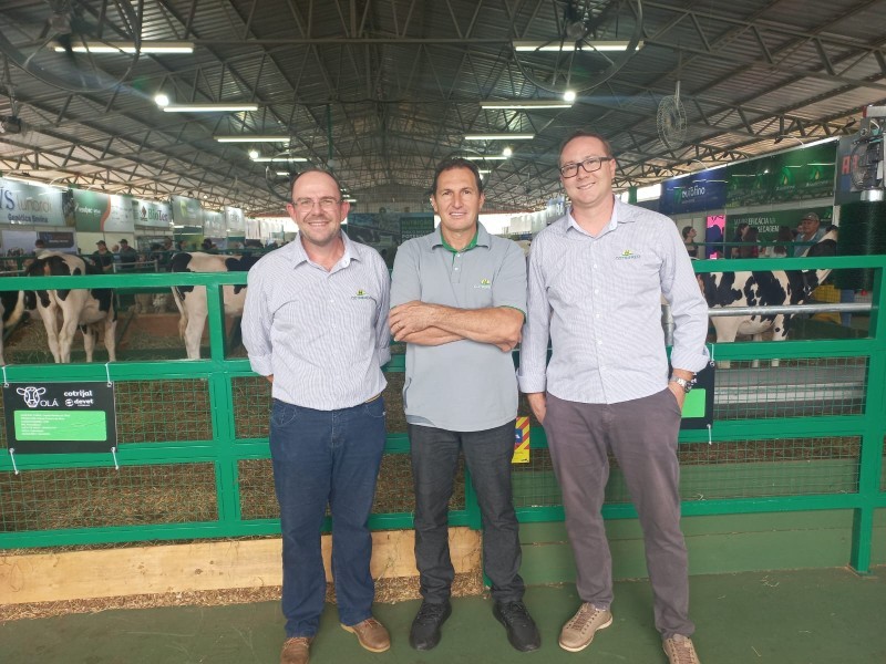 Profissionais da indústria de laticínios da Cotrifred participam de fórum estadual