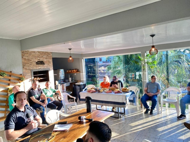 Propriedade fornecedora da indústria de Laticínios Cotrifred sedia dia de campo da Emater/RS