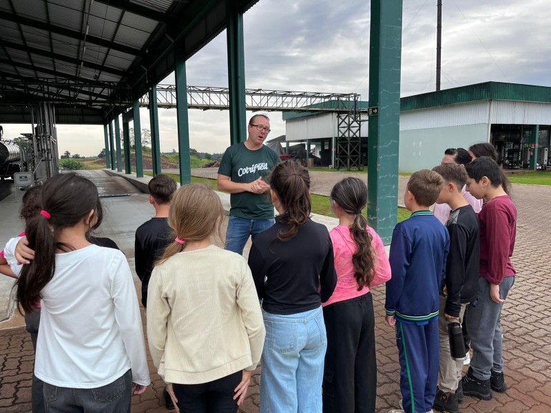 Segunda etapa do Projeto Raízes do Campo inicia com visita ao Laticínios Cotrifred