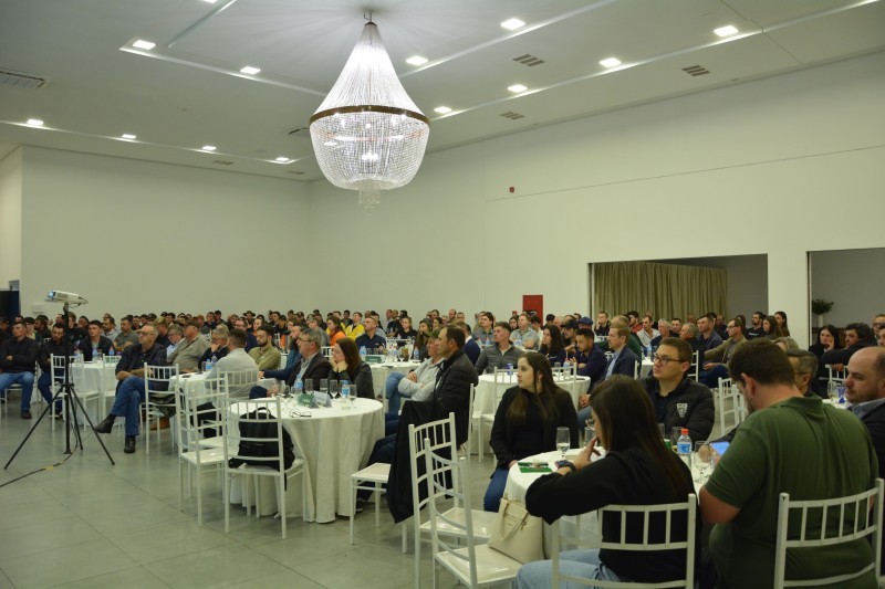 Semana de Negócios da Cotrifred reúne mais de 250 pessoas em evento técnico