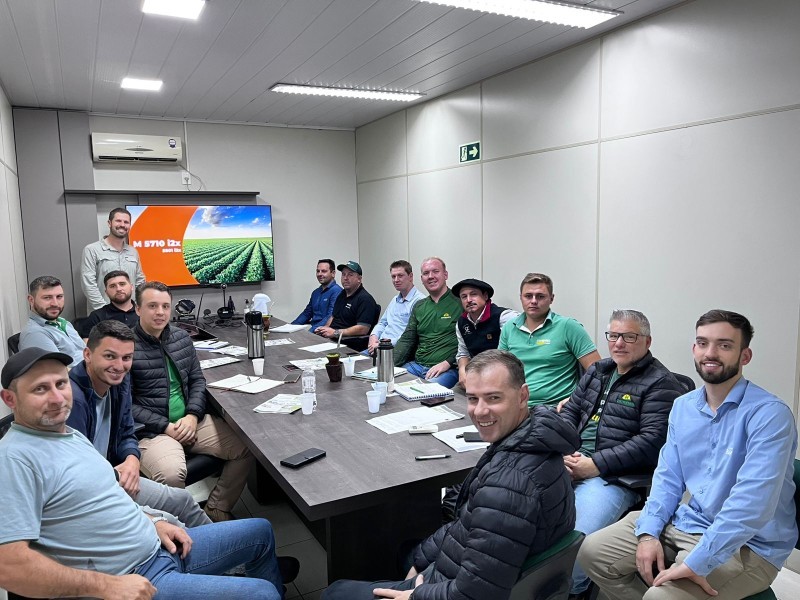 Sementes Fabris apresenta portfólio de sementes de soja em treinamento para equipe técnica da Cotrifred